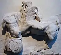 Sculpture en marbre carrée ; combat entre un homme et un centaure.