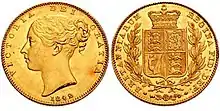 Deux pièces d'or côte à côte. Le revers porte le profil d'une jeune femme tandis que les armoiries britanniques sont gravées sur l'avers.