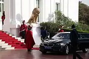 Spahis devant les portes du palais