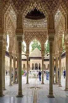 Les colonnades de la Cour des Lions.