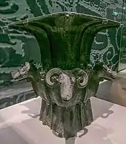 Zun carré aux quatre chèvres (en), vase zun en bronze, décoré de quatre chèvres, dynastie Shang, -XIIIe s.