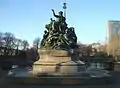 K 21, sculpture-fontaine devant la façade nord : Père Rhin et ses filles (de), 1897