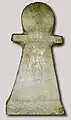 Stèle en forme de signe de Tanit avec signe de la bouteille.