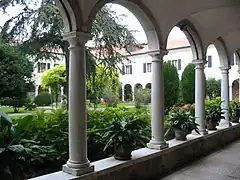 …du monastère.