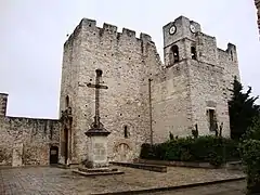 Église Saint-Laurent de Saint-Laurent-des-Arbres (Gard), construite au XIIe&nbsp;siècle, fortifiée au XIVe&nbsp;siècle.