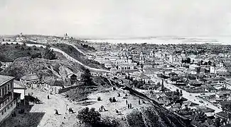Sur la moitié gauche de cette vue de Podil au xixe&nbsp;siècle, le monastère avec sa clôture montant toute la colline de Zamkova Hora jusqu'à l'église de la Trinité (détruite).