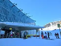 Entrée de la gare aval avec vue sur la ligne