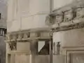 Frise de têtes sculptées à l'extérieur de la cathédrale