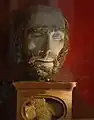 Tête de saint Jean-Baptiste du XVIe&nbsp;siècle, en pierre verte, portant des cheveux et une barbe en crin de cheval