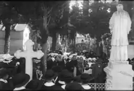 Pèlerins rassemblés devant la sépulture des prêtres au début du XXe&nbsp;siècle à la section « A » du cimetière.