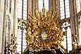 Gloire en stuc doré avec sa colombe dans la basilique de Saint-Maximin-la-Sainte-Baume.