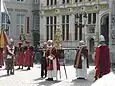Début de procession du Saint-Sang devant la basilique.