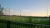 Terrain de football en pelouse synthétique.