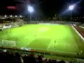 Vue du terrain pendant un match la nuit.