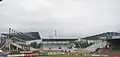 Le stade en construction, une partie de l'ancien stade visible au premier plan