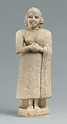 Statue d'orante, en calcaire, yeux en nacre et lapis-lazuli.