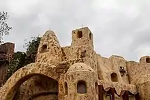 Bâtiment beige.