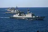 Le ROKS Chungmugong Yi Sun-shin et l’USS&nbsp;John Paul Jones&nbsp;(DDG-53) côte à côte pendant RIMPAC 2004.