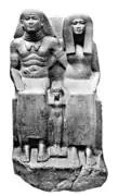 Sennefer, son épouse, leur fille. Granit noir. H. 120 cm, v. 1400.Musée du Caire
