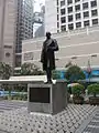 La statue de Thomas Jackson, 1er baronnet&nbsp;(en), avec le Prince's Building en arrière-plan, en mars 2006.