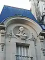 Statue de Lavoisier au no&nbsp;19. Façade arrière du collège-lycée Lavoisier.