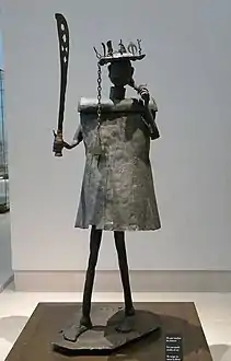 statue en métal figurant de manière stylisée un homme portant une épée, hauteur 168 cm