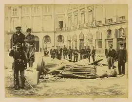Statue de Napoléon Ier après la chute de la colonne Vendôme.