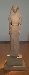 Corè dédiée à Artémis par la Naxienne Nicandrè à Délos, 640-630. Marbre, H. 175&nbsp;cm. Musée national archéologique d'Athènes (MNArch Athènes)