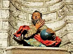 Statue polychrome dans l'église.