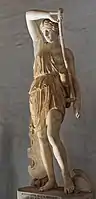 Amazone du type Mattei. Copie romaine très restaurée, marbre / bronze (de Phidias ?). H. 1,97&nbsp;m. Musées du Capitole. Tête ancienne mais non d'origine.