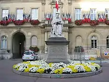 Statue de Jacques Amyot dans la cour de l'hôtel de ville.