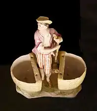 Statuette à deux paniers pour poivre et sel, faïence de Niderviller, XVIIIe&nbsp;siècle.Musée du pain d'épices et de l'art populaire alsacien.