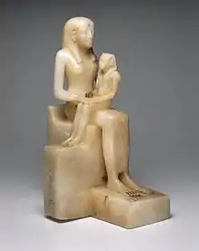 Ânkhésenpépi&nbsp;II portant une couronne de vautour tandis que son fils, le pharaon Pépi&nbsp;II est assis sur ses genoux. VIe dynastie, albâtre, Brooklyn Museum.