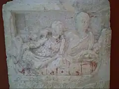 Stèle funéraire (A1214). Banquet funéraire. IIIe&nbsp;siècle