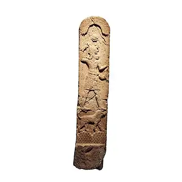 Stèle dite d'Amrit ou de Shadrafa, Tell Kazel, début VIIIe&nbsp;siècle&nbsp;av. J.-C. Musée du Louvre.