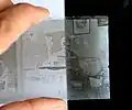 Démonstration de l'effet du fond noir. Mais ce n'est pas un ambrotype, mais un négatif stéréoscopique du début du XXe siècle.