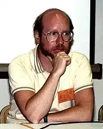 Photo de Steve Englehart, assis derrière une table.