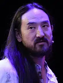 Homme barbu aux cheveux longs