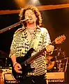 Steve Lukather en 2017, jouant sur un modèle signature (Luke III).