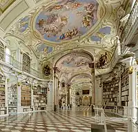 Plafond de la bibliothèque, habillé de stucs et de trompe-l'œil