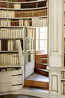 "Passage secret" dans la bibliothèque d'Admont