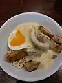 Nouilles instantanées, porc et sauce au fromage.