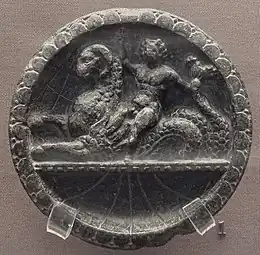 Personnage nu (Persée ?) et Céto. Schiste, 10,7 cm. British Museum
