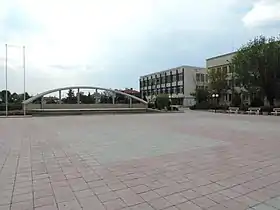 Straldja : la place centrale et l'hôtel de ville au fond à droite
