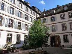 Cour intérieure.