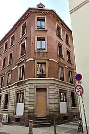 Angle avec la rue des Forges.