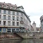 no&nbsp;1, à l'angle du 18, quai Saint-Nicolas.
