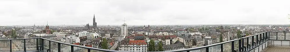 Vue sur la ville depuis le toit de la tour Esca, place des Halles.