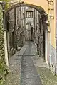 Une ruelle étroite et pentue, caractéristique du centre historique.