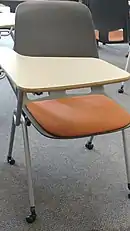 Chaise avec une tablette sur le dessus permettant d'écrire.